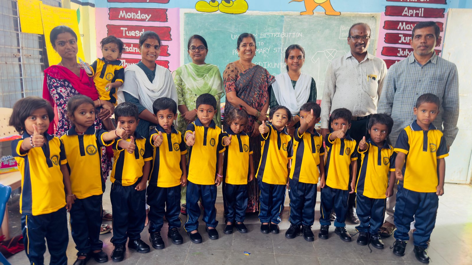 మద్దికుంట ప్రీ ప్రైమరి పాఠశాల లో యూనిఫామ్ లు పంపిణీ **